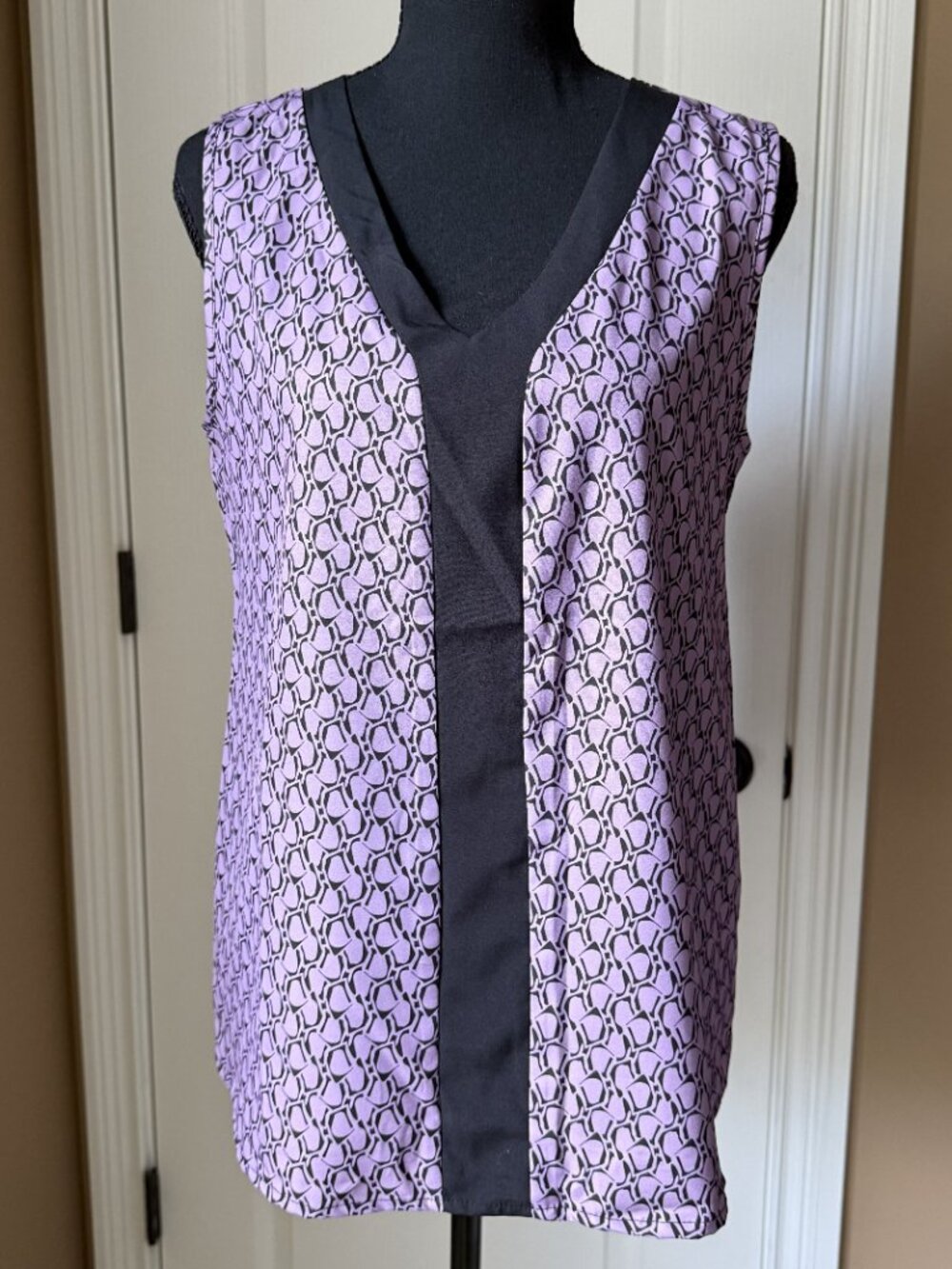 SHEIN Purple & Black Geometric Chain Print Colorblock V-Neck Sleeveless Blouse